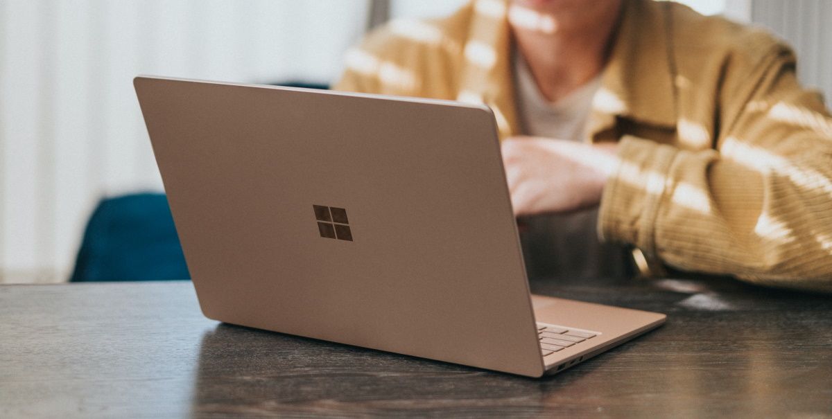 在棕色桌子上使用 Windows 笔记本电脑