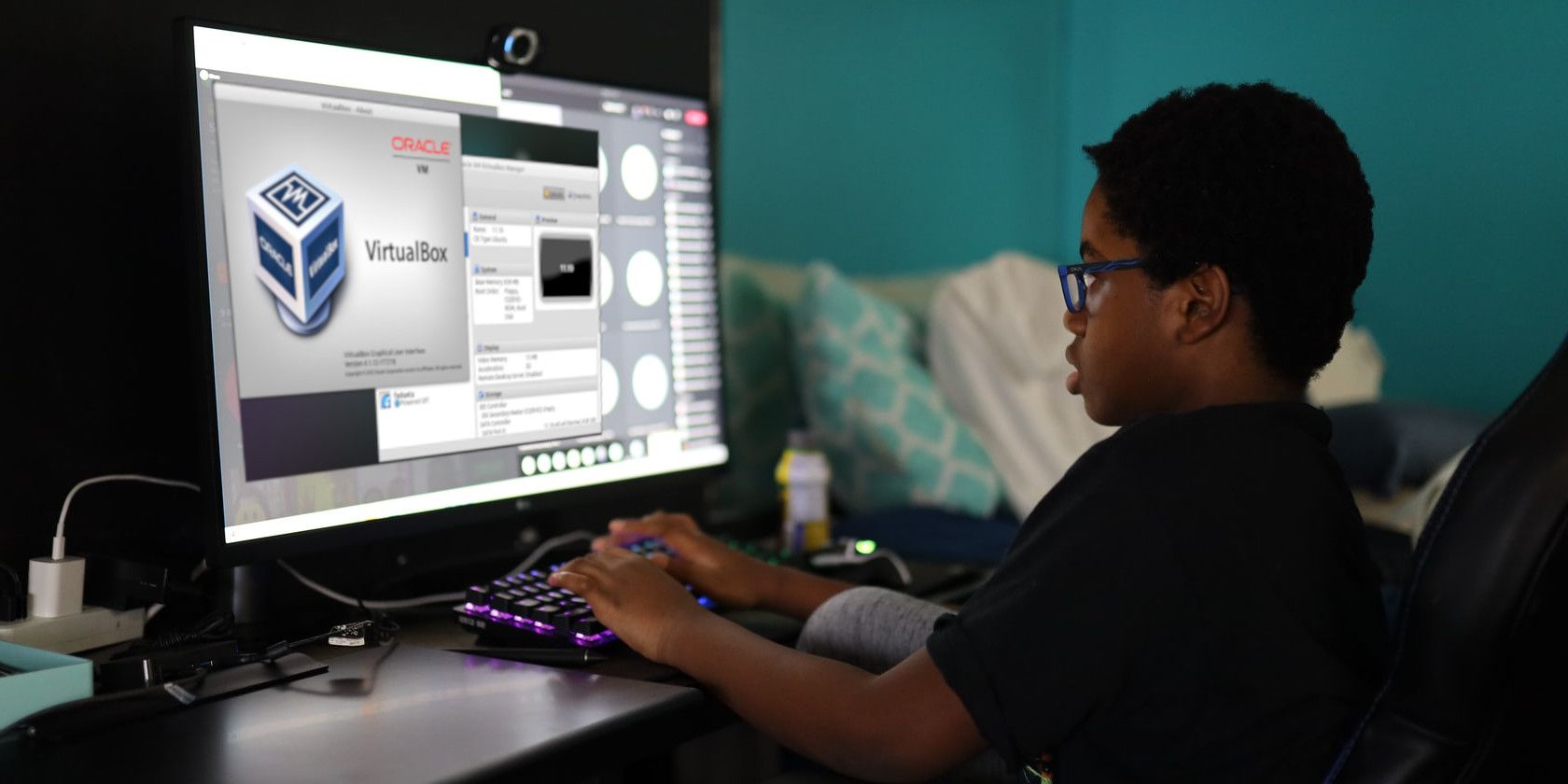 在个人电脑上使用 virtualbox 虚拟机工作的男孩