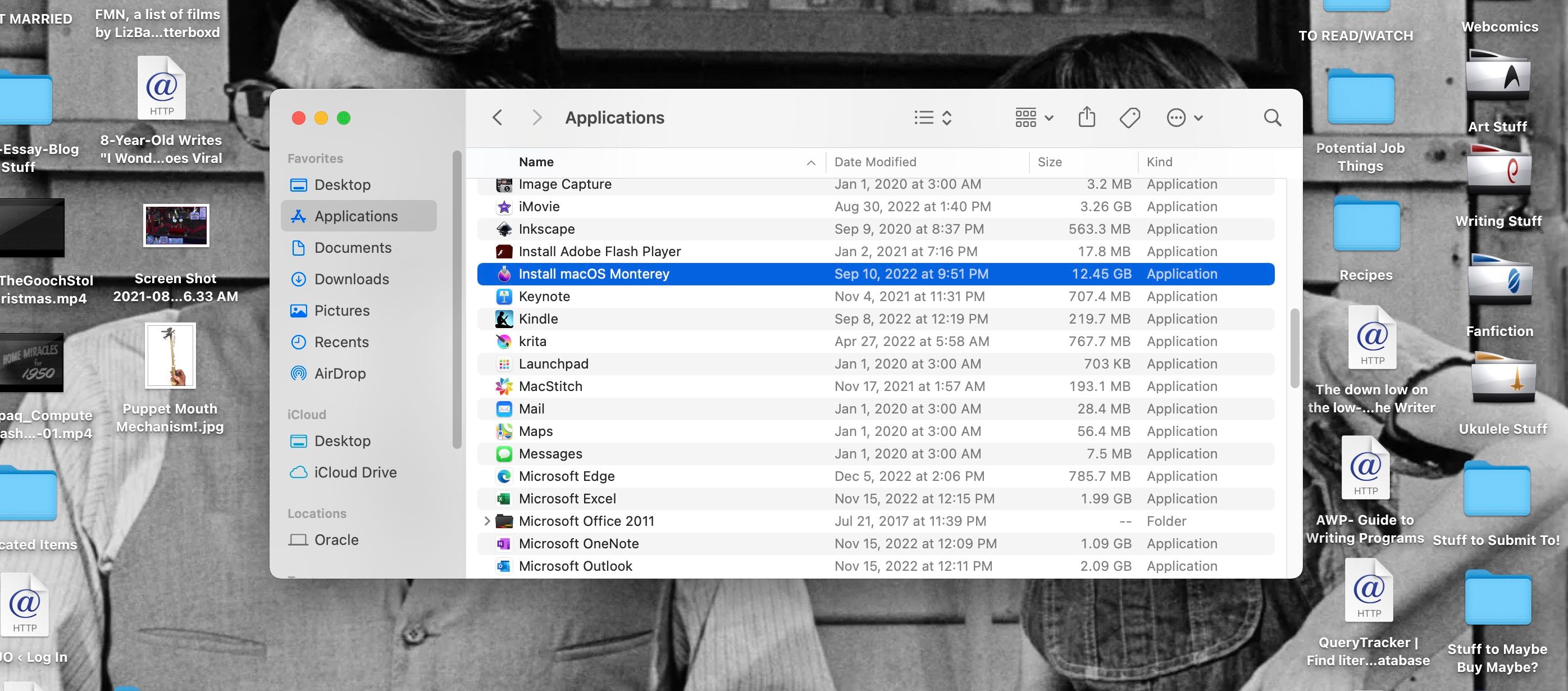 MacBook 应用程序文件夹中的 macOS Monterey 安装程序