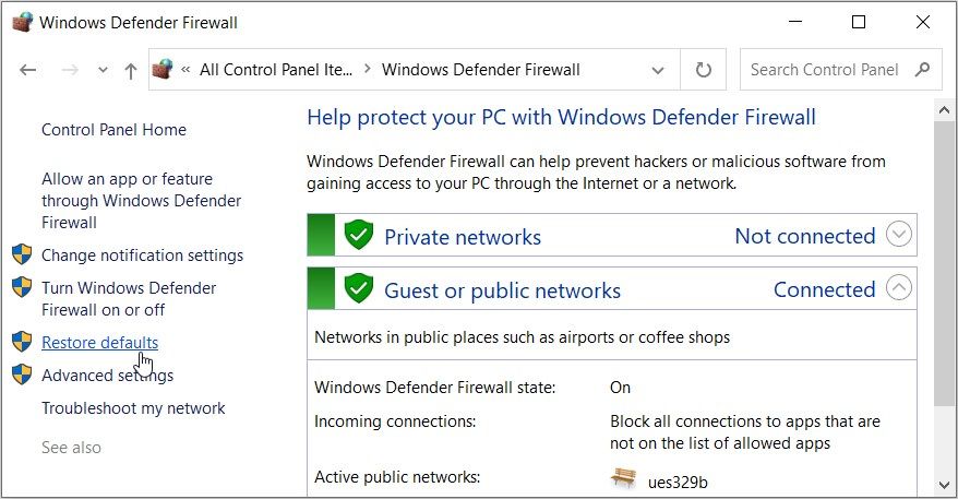 单击 Windows Defender 防火墙屏幕上的恢复默认值选项