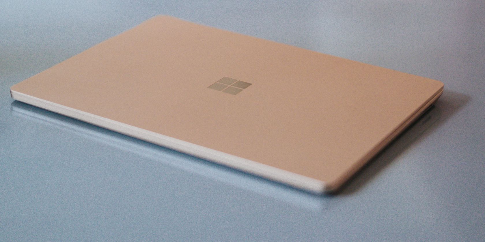 蓝色表面上闭合的 Microsoft Surface
