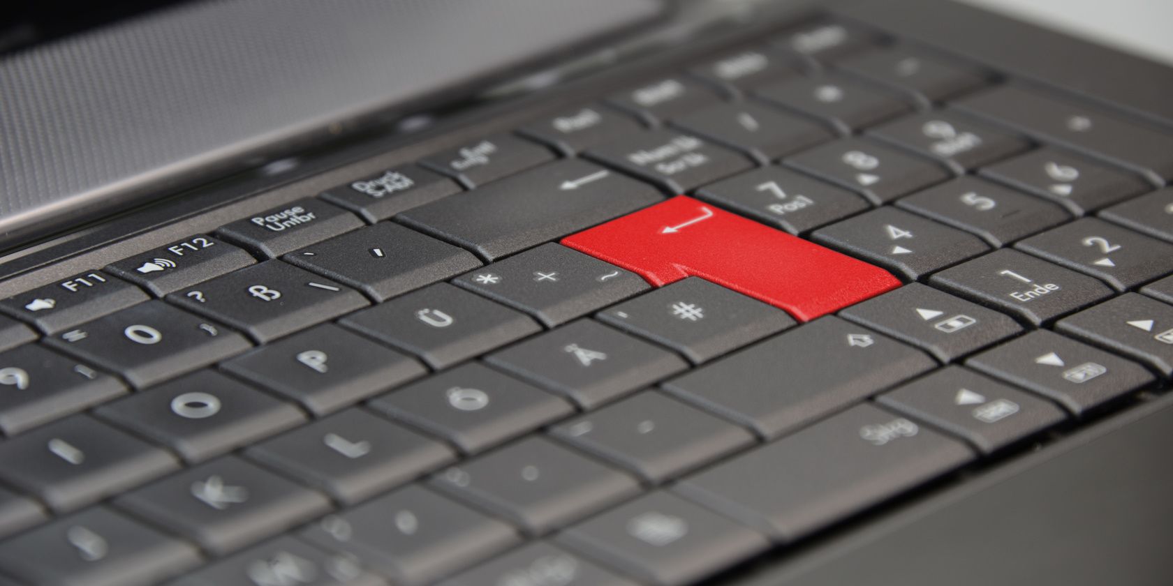 笔记本电脑键盘上的 Enter 键为红色