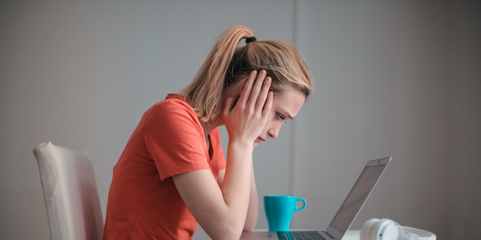 confused woman laptop