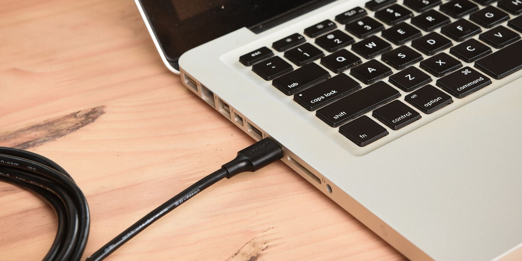 USB 电缆插入笔记本电脑的 USB 端口