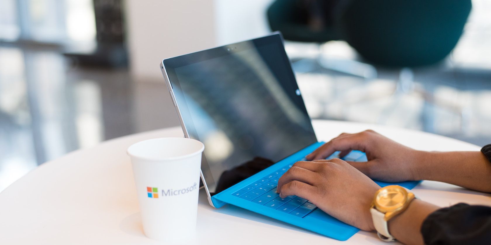 1697646683 windows 10 laptop.jpg