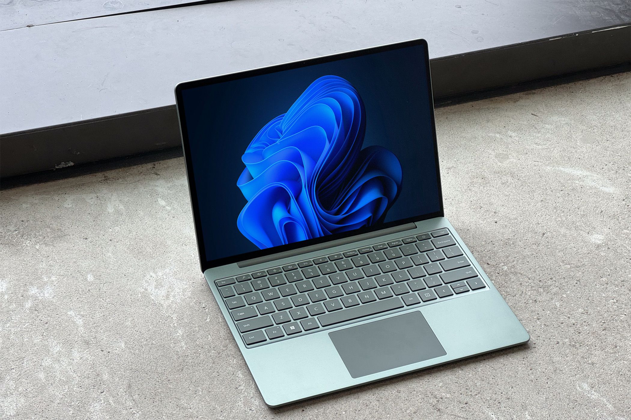 surface laptop go 3 display