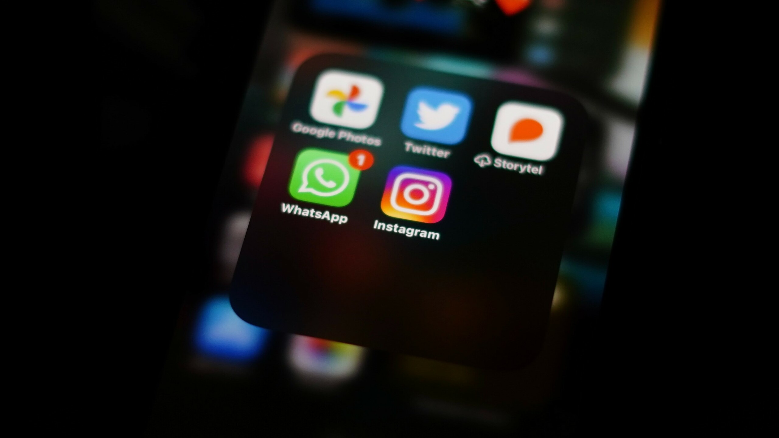 检查此人的社交媒体帐户